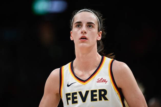 BOSTON, MA - JULY 15: Indiana Fever guard Caitlin Clark (22) looks on during a WNBA, Basketball Damen, USA game between the Indiana Fever and the Connecticut Sun on July 15, 2025, at TD Garden in Boston, MA. (Photo by Erica Denhoff Icon Sportswire) WNBA: JUL 15 Indiana Fever at Connecticut Sun EDITORIAL USE ONLY Icon25071503
