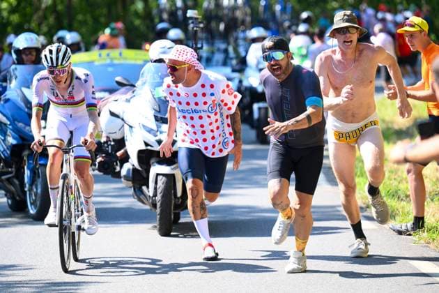 Tour de France 2025 Stage 12 HAUTACAM, FRANCE - JULY 17 : Pogacar Tadej (SLO) of UAE Team Emirates - XRG in action during stage 12 of the 112th edition of Tour de France an UCI World Tour 2.UWT cycling road race stage for Men Elite of 181 km with start in Auch and finish in Hautacam on July 17, 2025 in Hautacam, France, 17 07 2025 ( Motordriver Kenny Verfaillie - Hautacam France  Copyright: xVincentxKalutx