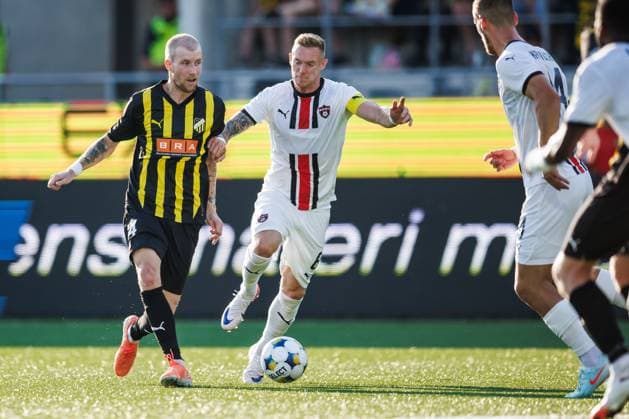 250717 Simon Gustafson of Häcken and Roman Prochazka of Spartak Trnava during the UEFA Europa League qualifier football match between Häcken and Spartak Trnava on July 17, 2025 in Göteborg. Photo: Michael Erichsen BILDBYRAN COP 89 MI0850 fotboll football soccer fotball uefa europa league europa league häcken spartak trnava bbeng bbauto Copyright: MICHAELxERICHSEN BB250717MI020