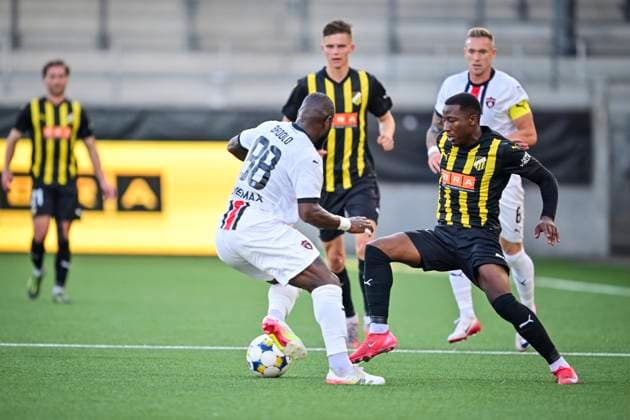 GÖTEBORG, SVERIGE 20250717 Spartak Trnavas Cedric Badolo ( 88) och Häckens Sanders Ngabo under torsdagens kvalmatch i Europa League mellan BK Häcken och Spartak Trnava pa Bravida Arena. GÖTEBORG SVERIGE x9200x