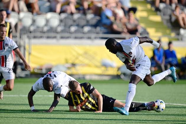 GOTHENBURG, SWEDEN 20250717 Häcken s Adrian Svanbäck between Spartak Trnava s Cedric Badolo and Patrick Nwadike during the UEFA Europa League first qualifying round, 2nd leg soccer match, between BK Hacken and Spartak Trnava (Slovakia) at Hisingen Arena in Gothenburg, Sweden, on July 17, 2025. GÖTEBORG SWEDEN x9200x