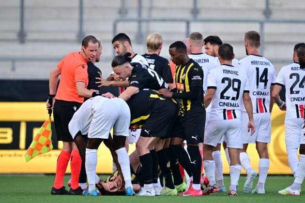 GÖTEBORG, SVERIGE 20250717 Häckens Amor Layouni ( 24, mitten) i en situation där han far gult kort under torsdagens kvalmatch i Europa League mellan BK Häcken och Spartak Trnava pa Bravida Arena. GÖTEBORG SVERIGE x9200x