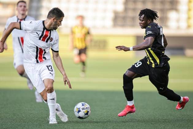 Göteborg, SVERIGE 20250717 Spartak Trnavas Marek Ujlaky (tv) och Häckens Severin Nioule under torsdagens kvalmatch i Europa League mellan BK Häcken och Spartak Trnava pa Bravida Arena. Göteborg SVERIGE x9200x