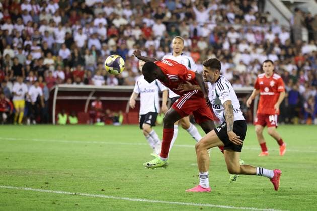 Fußball, EL-Quali, FC Aqtöbe - Legia Warschau AKTOBE 17.07.2025 REWANZOWY MECZ I RUNDA ELIMINACYJNA LIGA EUROPY SEZON 2025 26: FK AKTOBE - LEGIA WARSZAWA --- UEFA EUROPA LEAGUE FIRST QUALIFYING ROUND SECOND MATCH: FC AKTOBE - LEGIA WARSAW DANIEL SOSAH PAWEL WSZOLEK FOT. PIOTR KUCZA FOTOPYK NEWSPIX.PL --- newspix.pl POLAND OUT! 