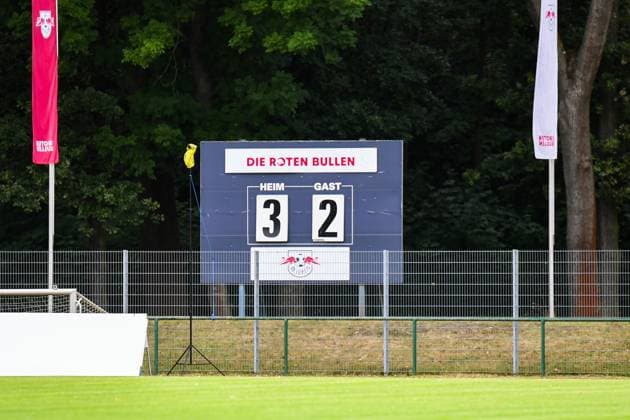Fußball l Frauen l Saison 2025-2026 l Testspiel l RB Leipzig - VfL Wolfsburg l 17.07.2025 Anzeige des Spielstandes 3:2 für RB Leipzig nach dem Abpfiff des Testspiels Markranstädt Rasenplatz, Am Stadtbad 30 Sachsen Deutschland Copyright: xLobeca InesxHähnelx