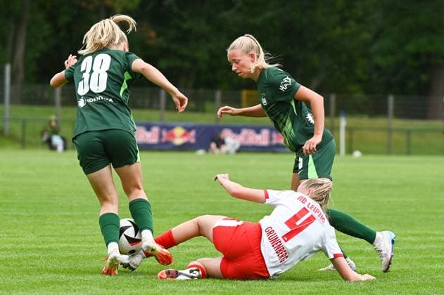 Fußball l Frauen l Saison 2025-2026 l Testspiel l RB Leipzig - VfL Wolfsburg l 17.07.2025 Spielszene Rucy Grunenberg (4, Rasenballsport Leipzig) liegt am Boden und versucht den Ball gegen Anny Kerim-Lindland (38, VfL Wolfsburg) und Ella Peddemors (5, VfL Wolfsburg) zu behaupten Markranstädt Rasenplatz, Am Stadtbad 30 Sachsen Deutschland Copyright: xLobeca InesxHähnelx