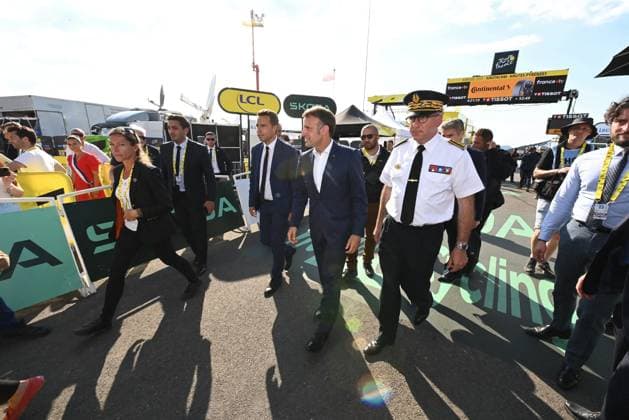 TDF 2025 BASTIEN ARBERET MAXPPP CYCLISME TOUR DE FRANCE 12E ETAPE ENTRE AUCH ET HAUTACAM, PHOTO DE L ARRIVEE LE JEUDI 17 JUILLET 2025 EN PRESENCE DU PRESIDENT DE LA REPUBLIQUE EMMANUEL MACRON HAUTACAM HAUTES-PYRENEES FRANCE  Copyright: xMAXPPPxBASTIENxARBERETx BAR_7667 BAR2025071745