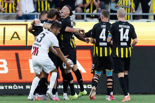 250717 John Paul Dembe of Häcken celebrates with team mates after 2-2 during the UEFA Europa League qualifier football match between Häcken and Spartak Trnava on July 17, 2025 in Göteborg. Photo: Michael Erichsen BILDBYRAN COP 89 MI0850 bbeng europa league football fotball fotboll häcken soccer spartak trnava uefa europa league jubel Copyright: MICHAELxERICHSEN BB250717MI042