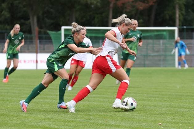 Testspiel Frauen: RB Leipzig vs. VfL Wolfsburg, 17.07.25 Marleen Schimmer (14, RB Leipzig) vor Svenja Huth (10, VfL Wolfsburg). Fußball, Google Pixel Frauen-Bundesliga, Saison 2025 2026, Testspiel Vorbereitung: RB Leipzig vs. VfL Wolfsburg am 17.07.25 im Stadion am Bad, Markranstädt. Copyright: xBEAUTIFULxSPORTS JanxKaeferx