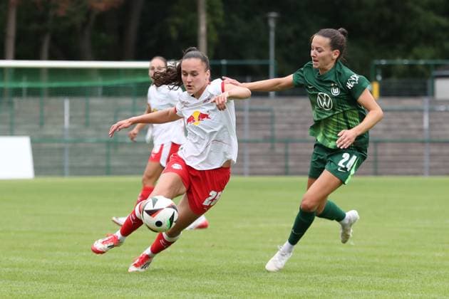 Testspiel Frauen: RB Leipzig vs. VfL Wolfsburg, 17.07.25 Diana Nemeth (25, RB Leipzig) gegen Joelle Wedemeyer (24, VfL Wolfsburg). Fußball, Google Pixel Frauen-Bundesliga, Saison 2025 2026, Testspiel Vorbereitung: RB Leipzig vs. VfL Wolfsburg am 17.07.25 im Stadion am Bad, Markranstädt. Copyright: xBEAUTIFULxSPORTS JanxKaeferx