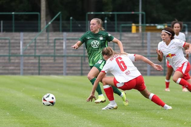 Testspiel Frauen: RB Leipzig vs. VfL Wolfsburg, 17.07.25 Janou Levels (15, VfL Wolfsburg). Fußball, Google Pixel Frauen-Bundesliga, Saison 2025 2026, Testspiel Vorbereitung: RB Leipzig vs. VfL Wolfsburg am 17.07.25 im Stadion am Bad, Markranstädt. Copyright: xBEAUTIFULxSPORTS JanxKaeferx