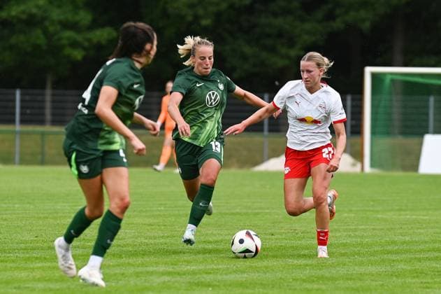 Fußball l Frauen l Saison 2025-2026 l Testspiel l RB Leipzig - VfL Wolfsburg l 17.07.2025 Luca Papp (13, VfL Wolfsburg) (Mitte) geht in den Zweikampf gegen Marlene Müller (27, Rasenballsport Leipzig) (rechts) Markranstädt Rasenplatz, Am Stadtbad 30 Sachsen Deutschland Copyright: xLobeca InesxHähnelx