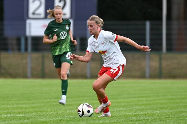 Fußball l Frauen l Saison 2025-2026 l Testspiel l RB Leipzig - VfL Wolfsburg l 17.07.2025 Marlene Müller (27, Rasenballsport Leipzig) mit Ball Freisteller, Nahaufnahme, Porträt, Portrait, Einzelfoto, Einzelbild, Körper Markranstädt Rasenplatz, Am Stadtbad 30 Sachsen Deutschland Copyright: xLobeca InesxHähnelx