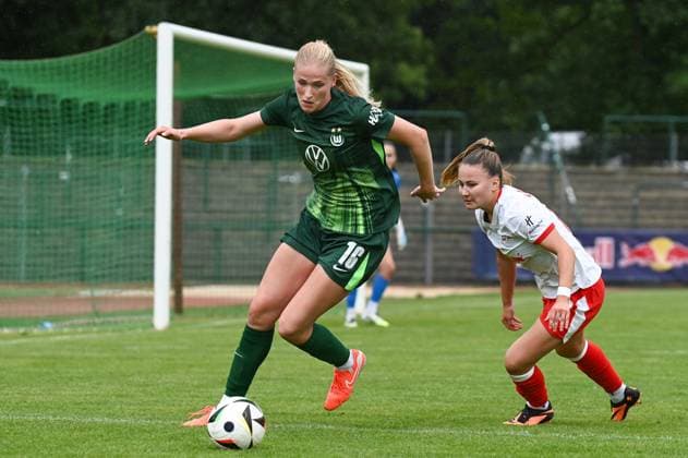 Fußball l Frauen l Saison 2025-2026 l Testspiel l RB Leipzig - VfL Wolfsburg l 17.07.2025 Zweikampf Camilla Küver (16, VfL Wolfsburg) und Annabel Schasching (16, Rasenballsport Leipzig) Markranstädt Rasenplatz, Am Stadtbad 30 Sachsen Deutschland Copyright: xLobeca InesxHähnelx