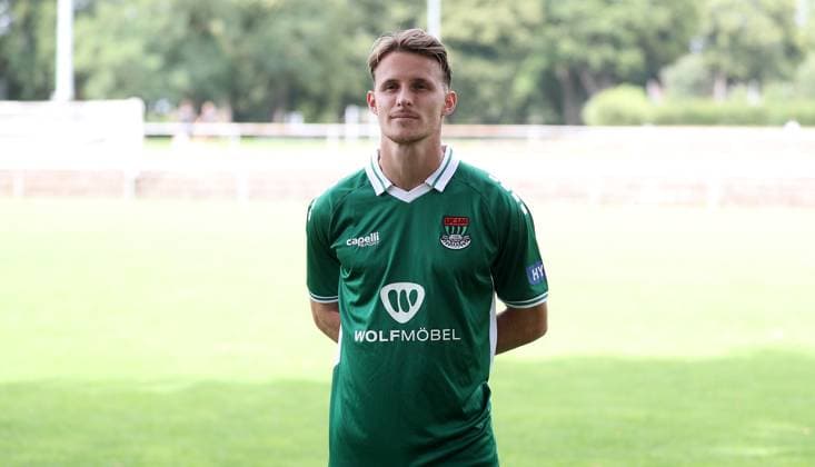 1. FC Schweinfurt 05, 3. Liga, Porträttermin 2025 2026 Leonard Langhans (1.FC Schweinfurt 05), Einzelbild, Portrait, Querformat Schweinfurt Sachs-Stadion Bayern Deutschland