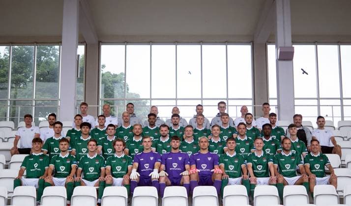 1. FC Schweinfurt 05, 3. Liga, Porträttermin 2025 2026, Manschaftsfoto 1. FC Schweinfurt 05, 3. Liga, Porträttermin 2025 2026, Manschaftsfoto, hi. Reihe v.li: Videoanalyst Philipp Hilmer (1.FC Schweinfurt 05), Torwart-Trainer Norbert Kleider (1.FC Schweinfurt 05), Mannschaftsarzt Dr. Matthias Blanke (1.FC Schweinfurt 05), Mannschaftsarzt Dr. Simon Herwerth (1.FC Schweinfurt 05), Mannschaftsbetreuerin Sandra Kühlinger (1.FC Schweinfurt 05), Physiotheraupeut Anton Bauer (1.FC Schweinfurt 05), Physiotheraupeut Dominic Schlott (1.FC Schweinfurt 05), Co-Trainer Michael Gehret (1.FC Schweinfurt 05), Videoanalyst Leo Dietz (1.FC Schweinfurt 05) dritte Reihe v.li.: Co-Trainer Gregor Opfermann (1.FC Schweinfurt 05), Trainer Victor Kleinhenz (1.FC Schweinfurt 05), Nick Doktorczyk (1.FC Schweinfurt 05), Nils Piwernetz (1.FC Schweinfurt 05), Thomas Meißner (1.FC Schweinfurt 05), Michael Dellinger (1.FC Schweinfurt 05), Lucas Zeller (1.FC Schweinfurt 05), Kevin Frisorger (1.FC Schweinfurt 05), Jakob Tranziska (1.FC Schweinfurt 05), Erik Shuranov (1.FC Schweinfurt 05), Luka Trslic (1.FC Schweinfurt 05), Geschäftsführer und Vorstandsvorsitzender Markus Wolf (1.FC Schweinfurt 05), Leitender Assistent des Geschäftsführers Marcel Kühlinger (1.FC Schweinfurt 05) zweite Reihe v.li:, Fabio Luque-Notaro (1.FC Schweinfurt 05), Luka Kalandia (1.FC Schweinfurt 05), Kevin Fery (1.FC Schweinfurt 05), Johannes Geis (1.FC Schweinfurt 05), Manuel Wintzheimer (1.FC Schweinfurt 05), Pius Krätschmer (1.FC Schweinfurt 05), Sebastian Müller (1.FC Schweinfurt 05), Tim Latteier (1.FC Schweinfurt 05), Uche Obiogumu (1.FC Schweinfurt 05), Lauris Bausenwein (1.FC Schweinfurt 05) vordere Reihe v.li:, Valentin Schmitt (1.FC Schweinfurt 05), Nico Grimbs (1.FC Schweinfurt 05), Leonard Langhans (1.FC Schweinfurt 05), David Angleberger (1.FC Schweinfurt 05), Toni Stahl (1.FC Schweinfurt 05), Emil Zorn (1.FC Schweinfurt 05), Maximilian Weisbäcker (1.FC Schweinfurt 05), Altin Ibisi (1.FC Schweinfurt 05), Joshua Endres (1.FC Schweinfurt 05), Kristian Böhnlein (1.FC Schweinfurt 05), Martin Thomann (1.FC Schweinfurt 05) Schweinfurt Sachs-Stadion Bayern Deutschland