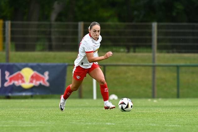 Fußball l Frauen l Saison 2025-2026 l Testspiel l RB Leipzig - VfL Wolfsburg l 17.07.2025 Gina Chmielinski (10, Rasenballsport Leipzig) treibt den Ball vor sich her Freisteller, Nahaufnahme, Porträt, Portrait, Einzelfoto, Einzelbild, Körper Markranstädt Rasenplatz, Am Stadtbad 30 Sachsen Deutschland Copyright: xLobeca InesxHähnelx
