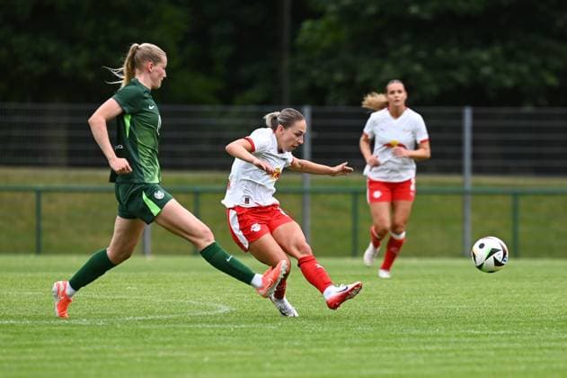 Fußball l Frauen l Saison 2025-2026 l Testspiel l RB Leipzig - VfL Wolfsburg l 17.07.2025 Spielszene Camilla Küver (16, VfL Wolfsburg) und Gina Chmielinski (10, Rasenballsport Leipzig) Markranstädt Rasenplatz, Am Stadtbad 30 Sachsen Deutschland Copyright: xLobeca InesxHähnelx