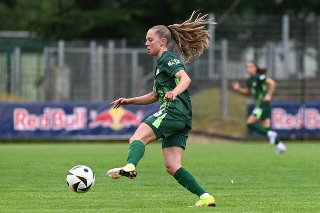 Fußball l Frauen l Saison 2025-2026 l Testspiel l RB Leipzig - VfL Wolfsburg l 17.07.2025 Janou Johanna Theodora Levels (15, VfL Wolfsburg) treibt den Ball vor sich her Freisteller, Nahaufnahme, Porträt, Portrait, Einzelfoto, Einzelbild, Körper Markranstädt Rasenplatz, Am Stadtbad 30 Sachsen Deutschland Copyright: xLobeca InesxHähnelx