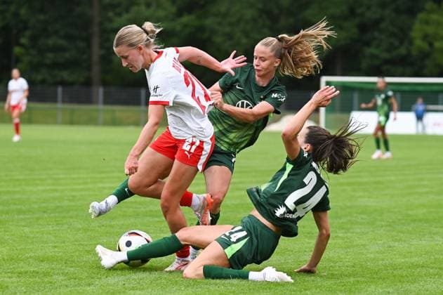 Fußball l Frauen l Saison 2025-2026 l Testspiel l RB Leipzig - VfL Wolfsburg l 17.07.2025 Spielszene Marlene Müller (27, Rasenballsport Leipzig) wird im Zweikampf von Vivien Endemann (25, VfL Wolfsburg) (Mitte) und Maria-Joelle Wedemeyer (24, VfL Wolfsburg) attackiert Markranstädt Rasenplatz, Am Stadtbad 30 Sachsen Deutschland Copyright: xLobeca InesxHähnelx