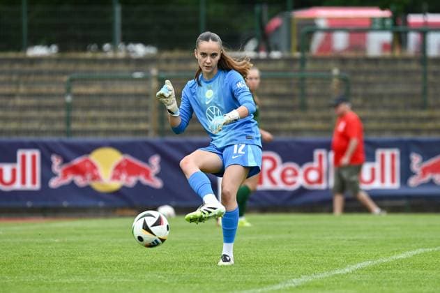 Fußball l Frauen l Saison 2025-2026 l Testspiel l RB Leipzig - VfL Wolfsburg l 17.07.2025 Nelly Smolarczyk (12, VfL Wolfsburg) spielt den Ball Freisteller, Nahaufnahme, Porträt, Portrait, Einzelfoto, Einzelbild, Körper Markranstädt Rasenplatz, Am Stadtbad 30 Sachsen Deutschland Copyright: xLobeca InesxHähnelx