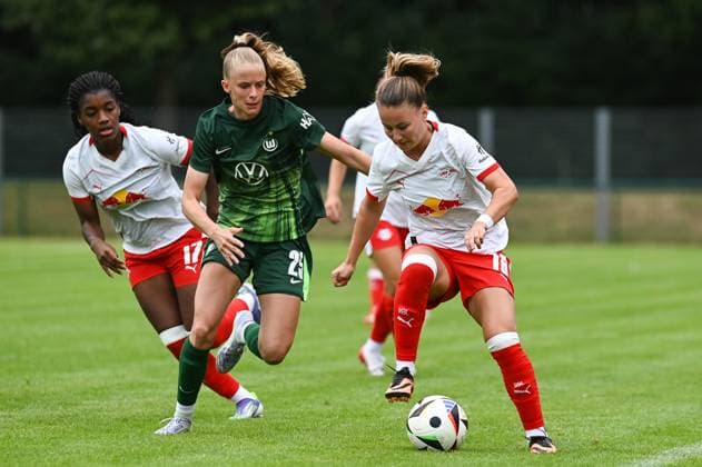 Fußball l Frauen l Saison 2025-2026 l Testspiel l RB Leipzig - VfL Wolfsburg l 17.07.2025 Spielszene Delice Boboy (17, Rasenballsport Leipzig), Vivien Endemann (25, VfL Wolfsburg) und Annabel Schasching (16, Rasenballsport Leipzig) im Kampf um den Ball (v.l.n.r.) Markranstädt Rasenplatz, Am Stadtbad 30 Sachsen Deutschland Copyright: xLobeca InesxHähnelx