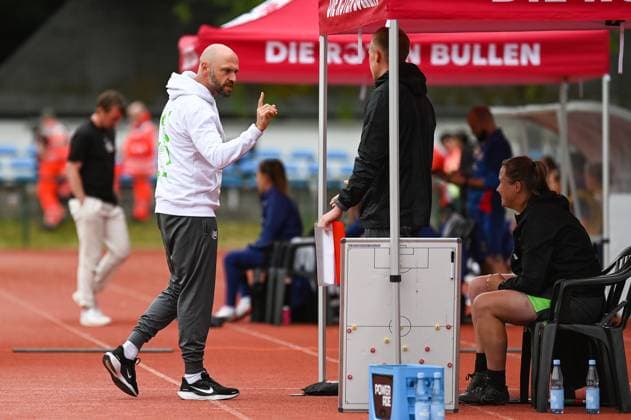 Fußball l Frauen l Saison 2025-2026 l Testspiel l RB Leipzig - VfL Wolfsburg l 17.07.2025 Stephan Lerch (Trainer, VfL Wolfsburg) zeigt bei einer Geste mit dem Zeigefinger nach oben, als er mit seinem Staff spricht Freisteller, Nahaufnahme, Porträt, Portrait, Einzelfoto, Einzelbild, Körper Markranstädt Rasenplatz, Am Stadtbad 30 Sachsen Deutschland Copyright: xLobeca InesxHähnelx