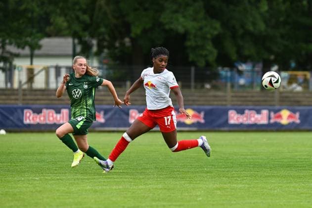 Fußball l Frauen l Saison 2025-2026 l Testspiel l RB Leipzig - VfL Wolfsburg l 17.07.2025 Spielszene Janou Johanna Theodora Levels (15, VfL Wolfsburg) (links) und Delice Boboy (17, Rasenballsport Leipzig) (rechts) wollen beide den Ball erlaufen Markranstädt Rasenplatz, Am Stadtbad 30 Sachsen Deutschland Copyright: xLobeca InesxHähnelx