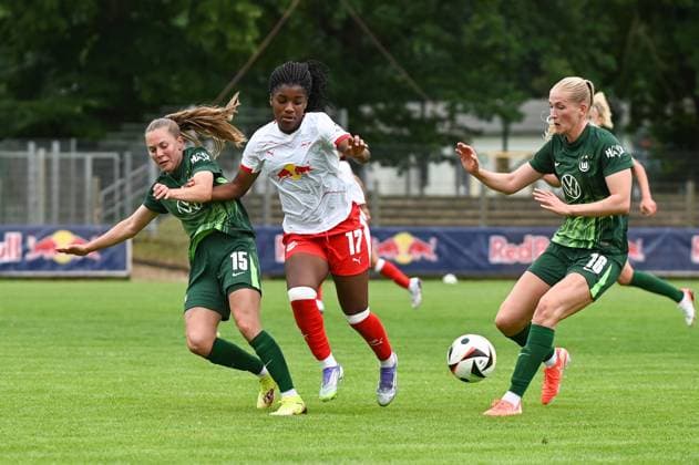 Fußball l Frauen l Saison 2025-2026 l Testspiel l RB Leipzig - VfL Wolfsburg l 17.07.2025 Spielszene Delice Boboy (17, Rasenballsport Leipzig) (Mitte) wird von Janou Johanna Theodora Levels (15, VfL Wolfsburg) (links) und Camilla Küver (16, VfL Wolfsburg) (rechts) attackiert Markranstädt Rasenplatz, Am Stadtbad 30 Sachsen Deutschland Copyright: xLobeca InesxHähnelx