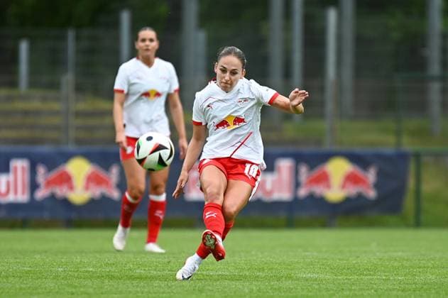 Fußball l Frauen l Saison 2025-2026 l Testspiel l RB Leipzig - VfL Wolfsburg l 17.07.2025 Gina Chmielinski (10, Rasenballsport Leipzig) spielt den Ball Freisteller, Nahaufnahme, Porträt, Portrait, Einzelfoto, Einzelbild, Körper Markranstädt Rasenplatz, Am Stadtbad 30 Sachsen Deutschland Copyright: xLobeca InesxHähnelx
