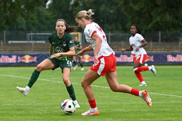 Fußball l Frauen l Saison 2025-2026 l Testspiel l RB Leipzig - VfL Wolfsburg l 17.07.2025 Spielszene Maria-Joelle Wedemeyer (24, VfL Wolfsburg) stellt sich Marlene Müller (27, Rasenballsport Leipzig) in den Weg, die in den Strafraum einzieht Markranstädt Rasenplatz, Am Stadtbad 30 Sachsen Deutschland Copyright: xLobeca InesxHähnelx