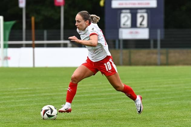 Fußball l Frauen l Saison 2025-2026 l Testspiel l RB Leipzig - VfL Wolfsburg l 17.07.2025 Gina Chmielinski (10, Rasenballsport Leipzig) treibt den Ball vor sich her Freisteller, Nahaufnahme, Porträt, Portrait, Einzelfoto, Einzelbild, Körper Markranstädt Rasenplatz, Am Stadtbad 30 Sachsen Deutschland Copyright: xLobeca InesxHähnelx