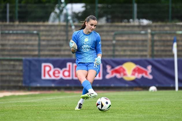 Fußball l Frauen l Saison 2025-2026 l Testspiel l RB Leipzig - VfL Wolfsburg l 17.07.2025 Nelly Smolarczyk (12, VfL Wolfsburg) spielt den Ball Freisteller, Nahaufnahme, Porträt, Portrait, Einzelfoto, Einzelbild, Körper Markranstädt Rasenplatz, Am Stadtbad 30 Sachsen Deutschland Copyright: xLobeca InesxHähnelx