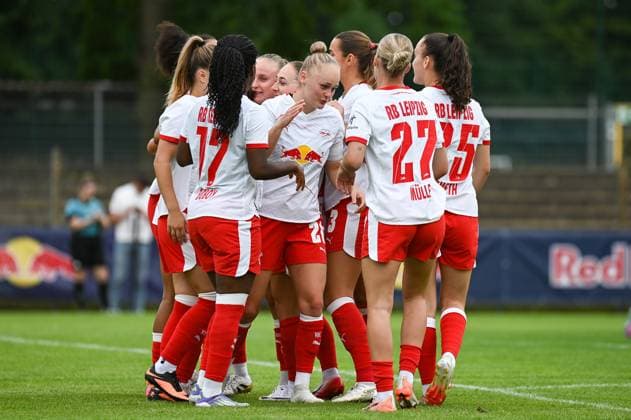 Fußball l Frauen l Saison 2025-2026 l Testspiel l RB Leipzig - VfL Wolfsburg l 17.07.2025 Torjubel bei den RB Leipzig Frauen Markranstädt Rasenplatz, Am Stadtbad 30 Sachsen Deutschland Copyright: xLobeca InesxHähnelx