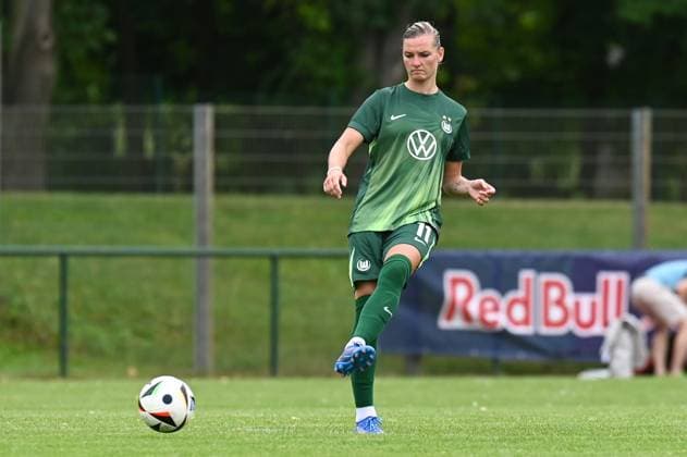 Fußball l Frauen l Saison 2025-2026 l Testspiel l RB Leipzig - VfL Wolfsburg l 17.07.2025 Alexandra Popp (11, VfL Wolfsburg) spielt den Ball Freisteller, Nahaufnahme, Porträt, Portrait, Einzelfoto, Einzelbild, Körper Markranstädt Rasenplatz, Am Stadtbad 30 Sachsen Deutschland Copyright: xLobeca InesxHähnelx