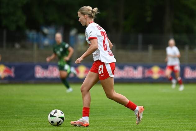 Fußball l Frauen l Saison 2025-2026 l Testspiel l RB Leipzig - VfL Wolfsburg l 17.07.2025 Marlene Müller (27, Rasenballsport Leipzig) dribbelt mit dem Ball Freisteller, Nahaufnahme, Porträt, Portrait, Einzelfoto, Einzelbild, Körper Markranstädt Rasenplatz, Am Stadtbad 30 Sachsen Deutschland Copyright: xLobeca InesxHähnelx