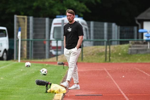 Fußball l Frauen l Saison 2025-2026 l Testspiel l RB Leipzig - VfL Wolfsburg l 17.07.2025 Jonas Stephan (Trainer, Rasenballsport Leipzig) steht entspannt mit den Händen in den Hosentaschen an der Seitenlinie Freisteller, Nahaufnahme, Porträt, Portrait, Einzelfoto, Einzelbild, Körper Markranstädt Rasenplatz, Am Stadtbad 30 Sachsen Deutschland Copyright: xLobeca InesxHähnelx