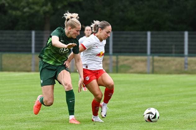 Fußball l Frauen l Saison 2025-2026 l Testspiel l RB Leipzig - VfL Wolfsburg l 17.07.2025 Zweikampf zwischen Camilla Küver (16, VfL Wolfsburg) und Gina Chmielinski (10, Rasenballsport Leipzig) Markranstädt Rasenplatz, Am Stadtbad 30 Sachsen Deutschland Copyright: xLobeca InesxHähnelx