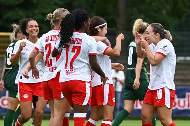 Fußball l Frauen l Saison 2025-2026 l Testspiel l RB Leipzig - VfL Wolfsburg l 17.07.2025 Torjubel Gina Chmielinski (10, Rasenballsport Leipzig) (rechts) beglückwünscht Torschützin Mai Kadowaki (15, Rasenballsport Leipzig) (2.v.r.), links jubelt Lisa Baum (11, Rasenballsport Leipzig) Markranstädt Rasenplatz, Am Stadtbad 30 Sachsen Deutschland Copyright: xLobeca InesxHähnelx