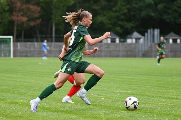 Fußball l Frauen l Saison 2025-2026 l Testspiel l RB Leipzig - VfL Wolfsburg l 17.07.2025 Vivien Endemann (25, VfL Wolfsburg) sprintet mit dem Ball Freisteller, Nahaufnahme, Porträt, Portrait, Einzelfoto, Einzelbild, Körper Markranstädt Rasenplatz, Am Stadtbad 30 Sachsen Deutschland Copyright: xLobeca InesxHähnelx