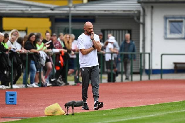 Fußball l Frauen l Saison 2025-2026 l Testspiel l RB Leipzig - VfL Wolfsburg l 17.07.2025 Stephan Lerch (Trainer, VfL Wolfsburg) steht nachdenklich an der Seitenlinie Freisteller, Nahaufnahme, Porträt, Portrait, Einzelfoto, Einzelbild, Körper Markranstädt Rasenplatz, Am Stadtbad 30 Sachsen Deutschland Copyright: xLobeca InesxHähnelx