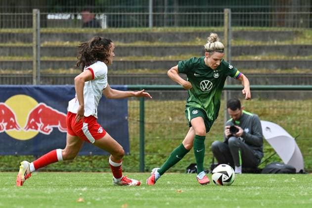 Fußball l Frauen l Saison 2025-2026 l Testspiel l RB Leipzig - VfL Wolfsburg l 17.07.2025 Zweikampf Diana Nemeth (25, Rasenballsport Leipzig) und Svenja Huth (10, VfL Wolfsburg) Markranstädt Rasenplatz, Am Stadtbad 30 Sachsen Deutschland Copyright: xLobeca InesxHähnelx