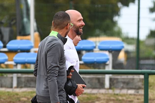 Fußball l Frauen l Saison 2025-2026 l Testspiel l RB Leipzig - VfL Wolfsburg l 17.07.2025 Nach dem Warmup geht Stephan Lerch (Trainer, VfL Wolfsburg) mit seinen Trainerteam lachend in die Kabine Freisteller, Nahaufnahme, Porträt, Portrait, Einzelfoto, Einzelbild, Körper Markranstädt Rasenplatz, Am Stadtbad 30 Sachsen Deutschland Copyright: xLobeca InesxHähnelx