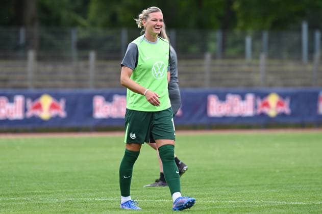Fußball l Frauen l Saison 2025-2026 l Testspiel l RB Leipzig - VfL Wolfsburg l 17.07.2025 Alexandra Popp (11, VfL Wolfsburg) lacht beim Warmup Freisteller, Nahaufnahme, Porträt, Portrait, Einzelfoto, Einzelbild, Körper Markranstädt Rasenplatz, Am Stadtbad 30 Sachsen Deutschland Copyright: xLobeca InesxHähnelx