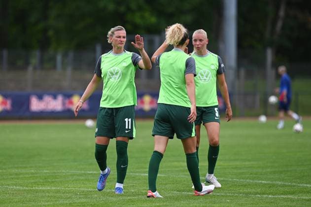 Fußball l Frauen l Saison 2025-2026 l Testspiel l RB Leipzig - VfL Wolfsburg l 17.07.2025 Alexandra Popp (11, VfL Wolfsburg), Lena Lattwein (8, VfL Wolfsburg) und Ella Peddemors (5, VfL Wolfsburg) klatschen sich beim Warmup ab (v.l.n.r.) Markranstädt Rasenplatz, Am Stadtbad 30 Sachsen Deutschland Copyright: xLobeca InesxHähnelx