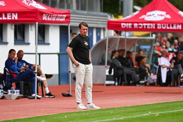 Fußball l Frauen l Saison 2025-2026 l Testspiel l RB Leipzig - VfL Wolfsburg l 17.07.2025 Jonas Stephan (Trainer, Rasenballsport Leipzig) steht an der Seitenlinie und schaut skeptisch Freisteller, Nahaufnahme, Porträt, Portrait, Einzelfoto, Einzelbild, Körper Markranstädt Rasenplatz, Am Stadtbad 30 Sachsen Deutschland Copyright: xLobeca InesxHähnelx