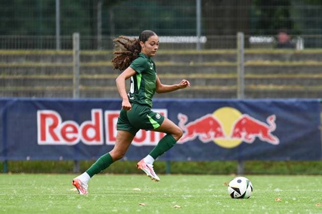 Fußball l Frauen l Saison 2025-2026 l Testspiel l RB Leipzig - VfL Wolfsburg l 17.07.2025 Kessya Bussy (19, VfL Wolfsburg) sprintet zum Ball Freisteller, Nahaufnahme, Porträt, Portrait, Einzelfoto, Einzelbild, Körper Markranstädt Rasenplatz, Am Stadtbad 30 Sachsen Deutschland Copyright: xLobeca InesxHähnelx