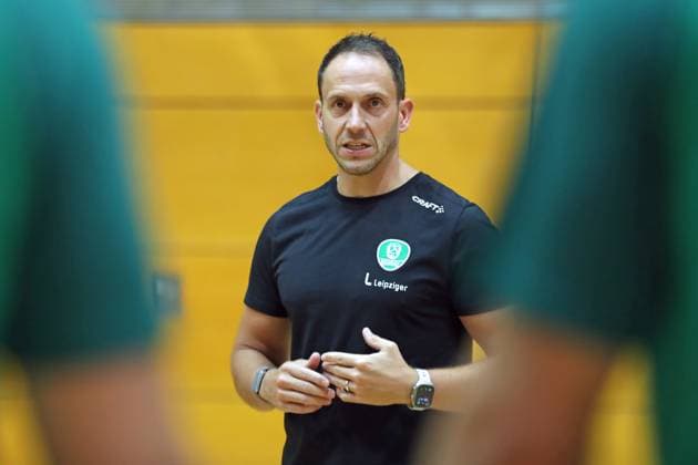 HBL1: Trainingsauftakt des SC DHfK Leipzig, 17.07.25 Cheftrainer Raul Alonso (SC DHfK Leipzig). Handball, DAIKIN HBL, Saison 2025 2026, Trainingsauftakt des SC DHfK Leipzig am 17.07.25 in der Quarterback Immobilien Arena Leipzig Kleine Arena. Copyright: xBEAUTIFULxSPORTS JanxKaeferx
