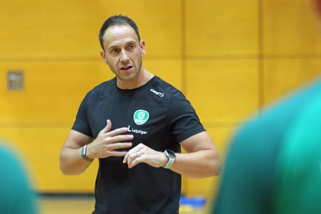 HBL1: Trainingsauftakt des SC DHfK Leipzig, 17.07.25 Cheftrainer Raul Alonso (SC DHfK Leipzig). Handball, DAIKIN HBL, Saison 2025 2026, Trainingsauftakt des SC DHfK Leipzig am 17.07.25 in der Quarterback Immobilien Arena Leipzig Kleine Arena. Copyright: xBEAUTIFULxSPORTS JanxKaeferx