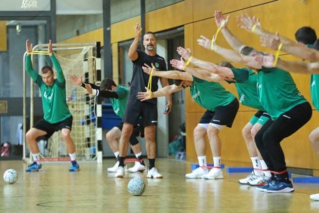 HBL1: Trainingsauftakt des SC DHfK Leipzig, 17.07.25 Athletiktrainer Hagen Pietrek (SC DHfK Leipzig) mit Anweisungen für die Übung. Handball, DAIKIN HBL, Saison 2025 2026, Trainingsauftakt des SC DHfK Leipzig am 17.07.25 in der Quarterback Immobilien Arena Leipzig Kleine Arena. Copyright: xBEAUTIFULxSPORTS JanxKaeferx